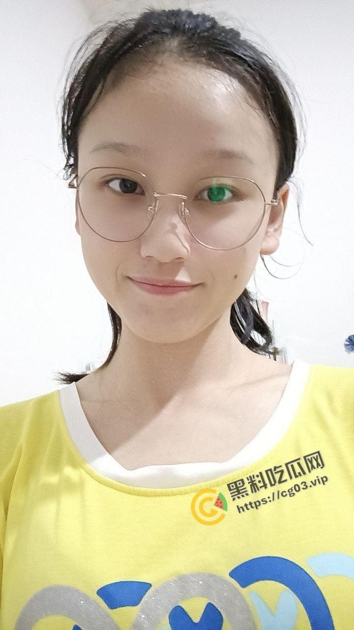 反差婊 带着金丝眼镜的小母狗 被短小无比的小鸡鸡射了满屏  看了有点心疼妹子 第1张