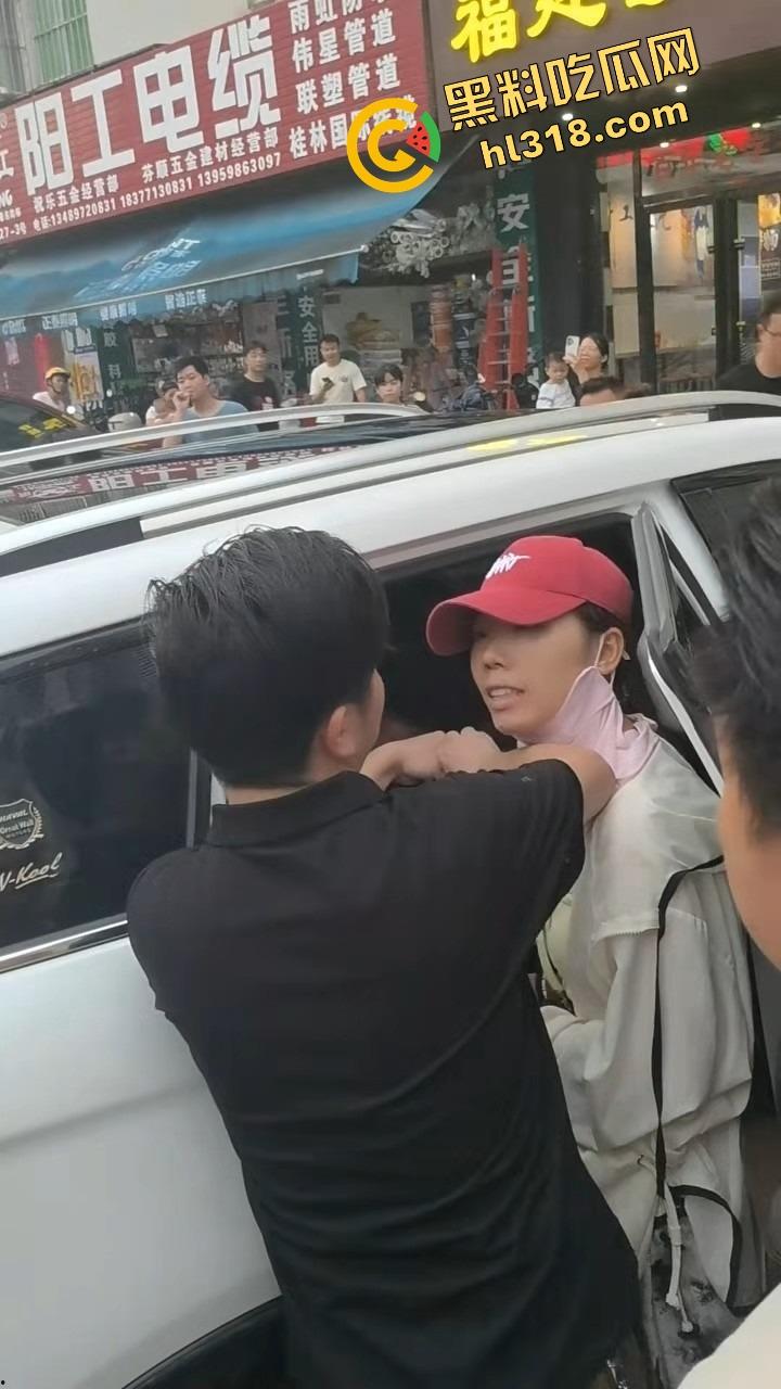 南宁西乡塘正宫发飙，手撕小三现场乱成狗，渣男当街下跪求饶变孙子脸都丢光了！  第4张
