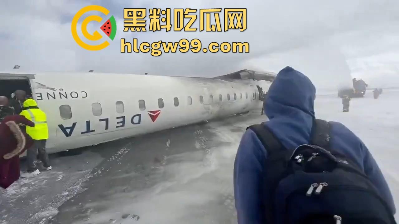 美国飞机又又又出事了！明尼苏达州飞往多伦多皮尔逊的飞机机腹朝天降落，堪比电影特效，幸好没人死亡。  第2张