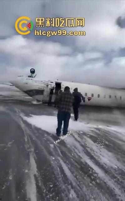 美国飞机又又又出事了！明尼苏达州飞往多伦多皮尔逊的飞机机腹朝天降落，堪比电影特效，幸好没人死亡。  第4张