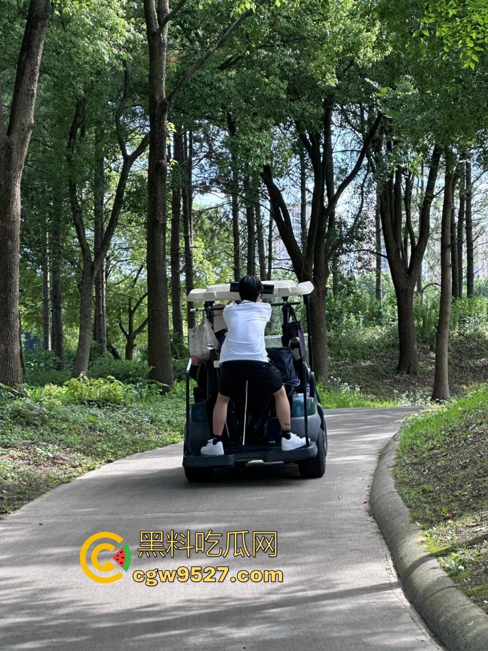 浙江富商私人高尔夫教练性爱私拍流出，不仅场上陪练床上也陪睡，极品蜜桃臀后入骑乘，内射爽到炸！  第4张