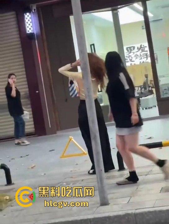 珠海男子带小三购物被原配抓包！小三有身材，原配有火气，抓头发骂得那叫一个狠！  第2张