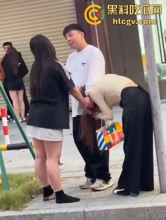 珠海男子带小三购物被原配抓包！小三有身材，原配有火气，抓头发骂得那叫一个狠！  第4张