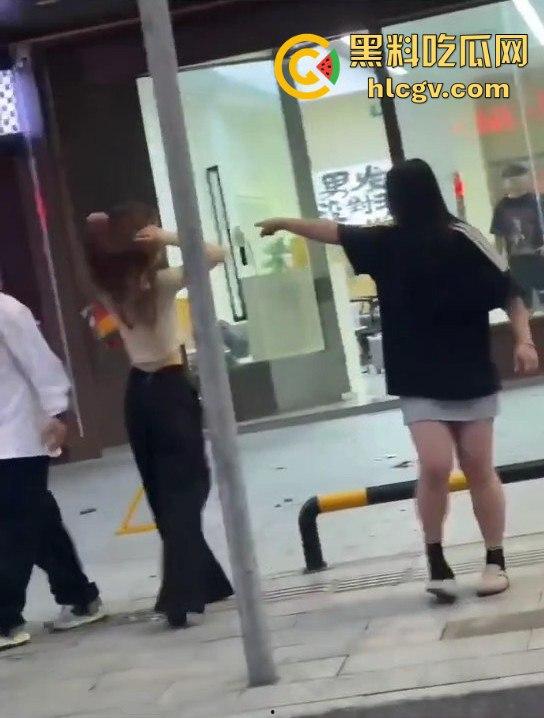 珠海男子带小三购物被原配抓包！小三有身材，原配有火气，抓头发骂得那叫一个狠！  第5张