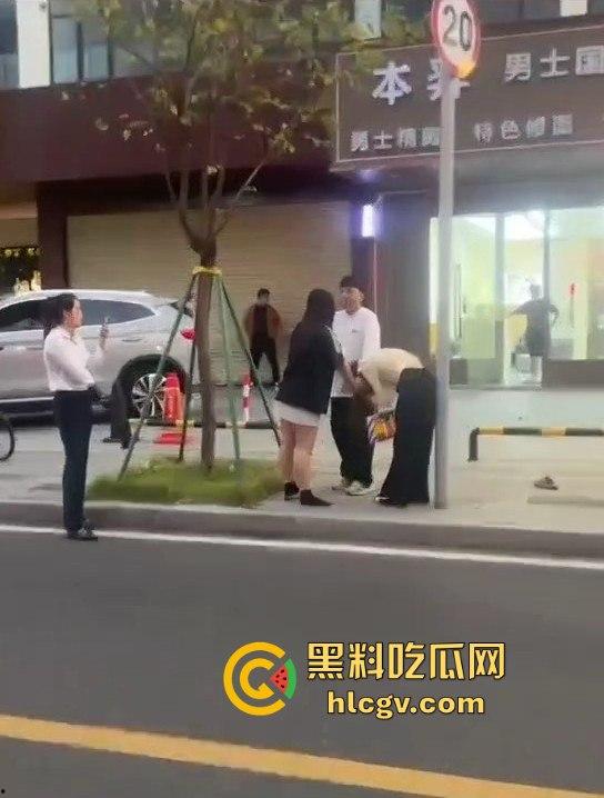 珠海男子带小三购物被原配抓包！小三有身材，原配有火气，抓头发骂得那叫一个狠！  第6张