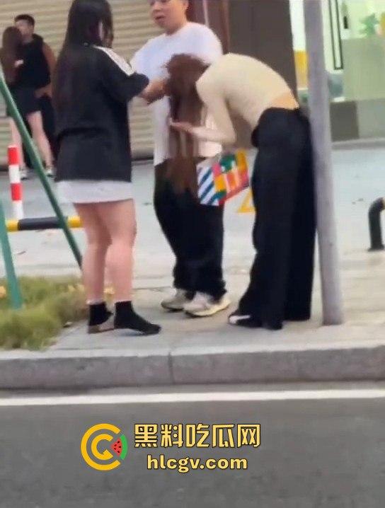 珠海男子带小三购物被原配抓包！小三有身材，原配有火气，抓头发骂得那叫一个狠！  第8张