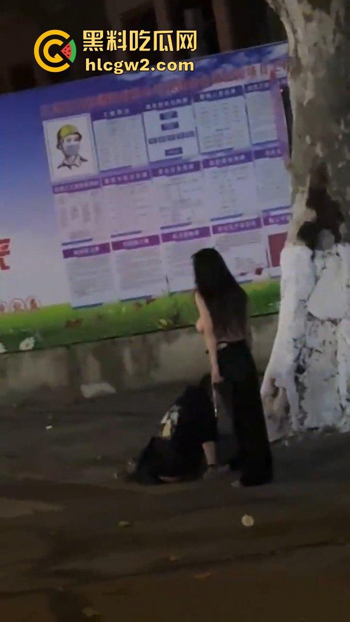 宁波情侣喝多街头吵架 男方直接扒女孩衣服裤子 女的索性光着走大街上！这丢人现眼的，第二天上头条！  第2张