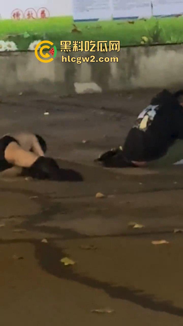 宁波情侣喝多街头吵架 男方直接扒女孩衣服裤子 女的索性光着走大街上！这丢人现眼的，第二天上头条！  第5张