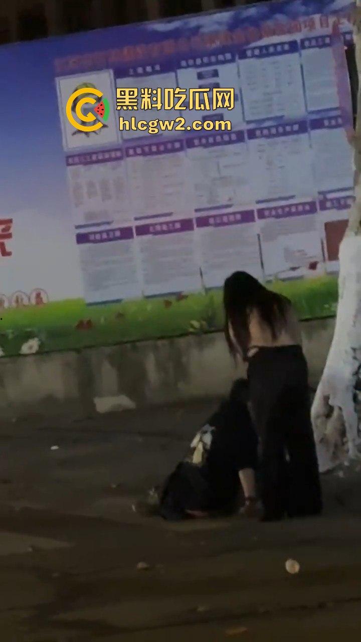 宁波情侣喝多街头吵架 男方直接扒女孩衣服裤子 女的索性光着走大街上！这丢人现眼的，第二天上头条！  第7张