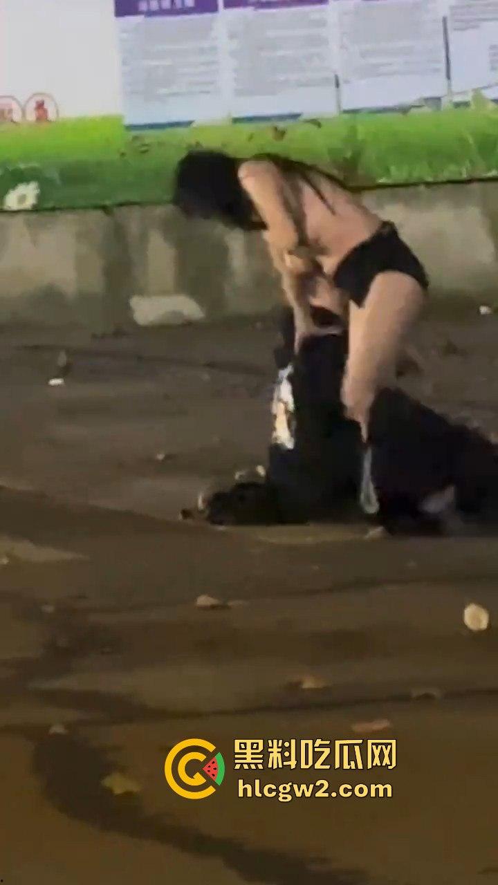 宁波情侣喝多街头吵架 男方直接扒女孩衣服裤子 女的索性光着走大街上！这丢人现眼的，第二天上头条！  第9张