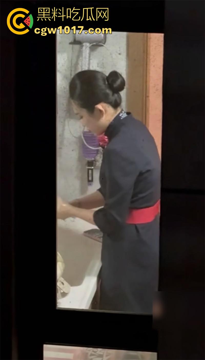 偷窥爱好者福利来袭，大神冒死偷拍空姐，日常生活曝光，真实窥视多角度宿舍日常，洗澡换衣服，娇嫩身躯蜜桃臀无限诱惑！  第3张