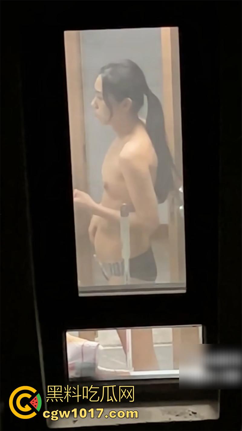 偷窥爱好者福利来袭，大神冒死偷拍空姐，日常生活曝光，真实窥视多角度宿舍日常，洗澡换衣服，娇嫩身躯蜜桃臀无限诱惑！  第7张