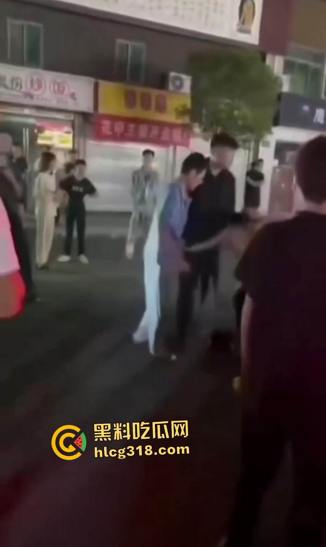 快手【阿彪】叶县商业街被群殴血流满面！直播挑衅引怒，街头惨遭拳脚伺候，场面血腥！  第5张