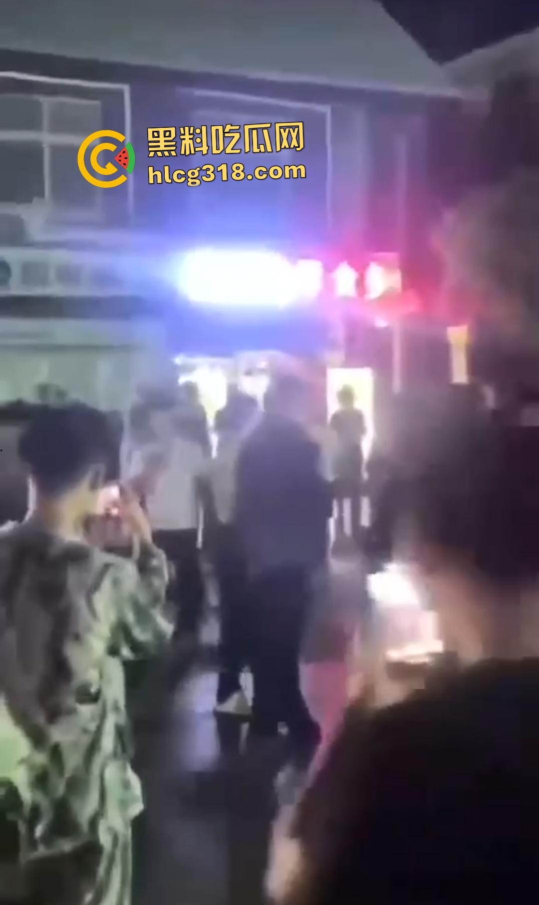 快手【阿彪】叶县商业街被群殴血流满面！直播挑衅引怒，街头惨遭拳脚伺候，场面血腥！  第6张