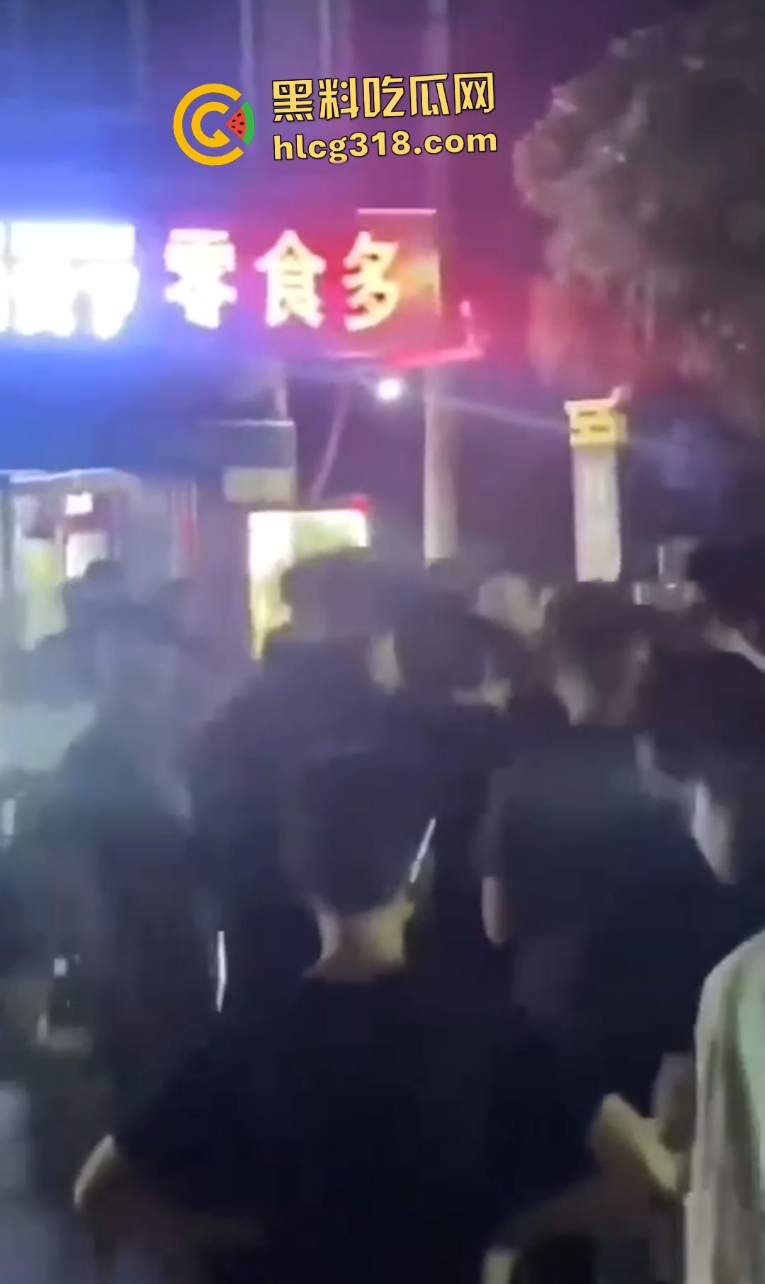 快手【阿彪】叶县商业街被群殴血流满面！直播挑衅引怒，街头惨遭拳脚伺候，场面血腥！  第7张