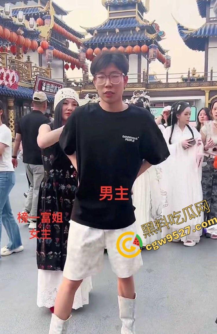 主题乐园NPC「蓝狐狸」婚内出轨榜一大姐!网恋撕逼、不雅视频满天飞,百万粉丝大咖背后的故事 第10张 主题乐园NPC「蓝狐狸」婚内出轨榜一大姐!网恋撕逼、不雅视频满天飞,百万粉丝大咖背后的故事 第10张