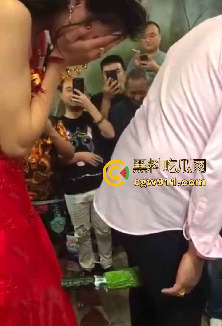 搞笑婚礼闹洞房，草黄瓜与白牛奶桥段，新娘满脸尴尬新郎沉默无奈，但在现场，好友们都哄堂大笑！  第5张