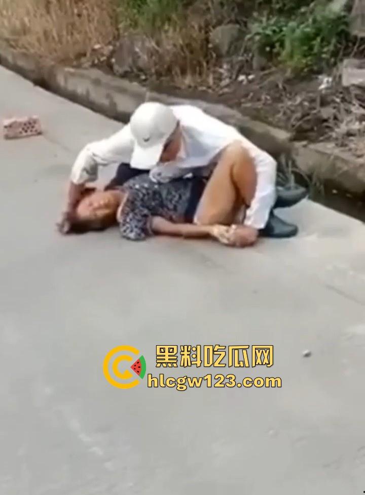 狂热夕阳红当街开干！ 大爷众目睽睽脱光大妈内裤强奸 大爷大妈玩得比年轻人还要过火！  第5张