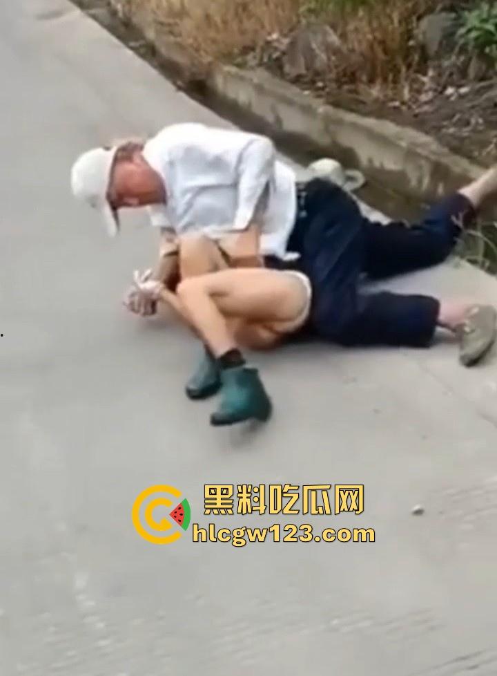 狂热夕阳红当街开干！ 大爷众目睽睽脱光大妈内裤强奸 大爷大妈玩得比年轻人还要过火！  第7张