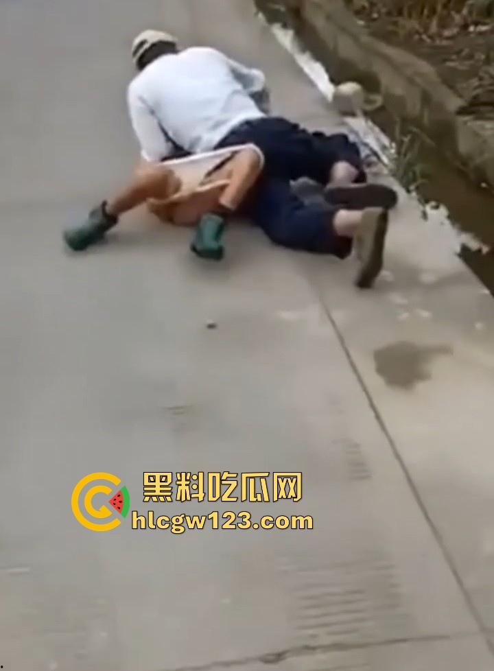 狂热夕阳红当街开干！ 大爷众目睽睽脱光大妈内裤强奸 大爷大妈玩得比年轻人还要过火！  第8张