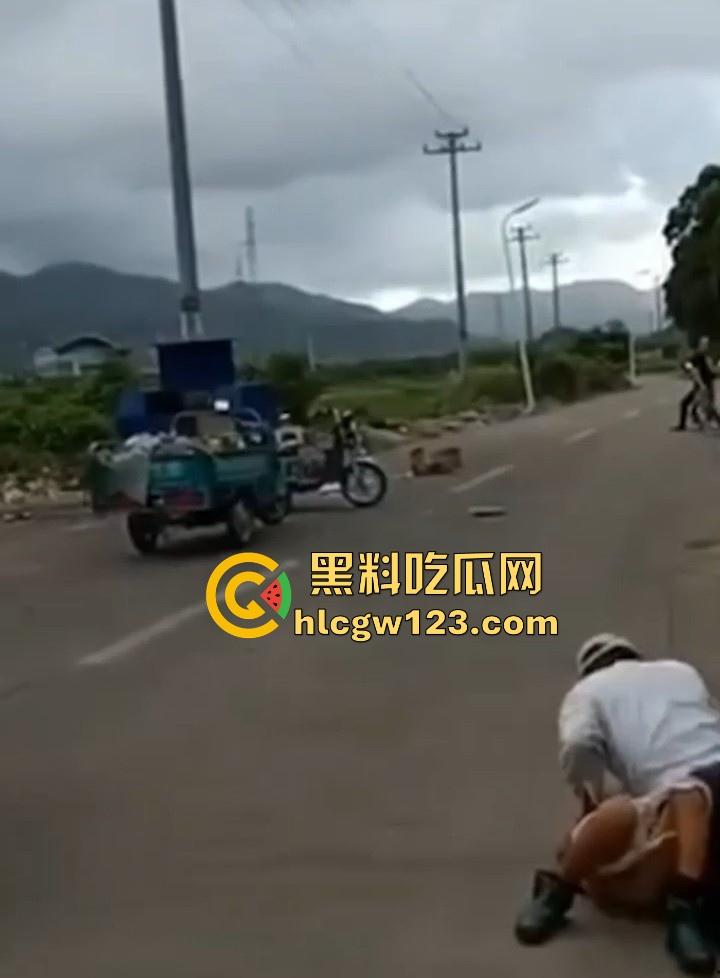 狂热夕阳红当街开干！ 大爷众目睽睽脱光大妈内裤强奸 大爷大妈玩得比年轻人还要过火！  第9张