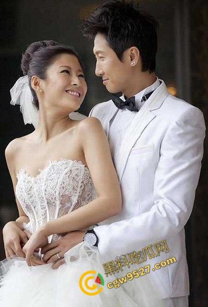 明星也淫乱!香港功夫巨星【洪金宝】儿媳【周家蔚】群交视频大曝光,1女V多男,画面真刺激 第1张 明星也淫乱!香港功夫巨星【洪金宝】儿媳【周家蔚】群交视频大曝光,1女V多男,画面真刺激 第1张