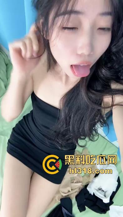 骚逼精神小妹把男朋友带回宿舍打炮，席地而坐直接猛插，现场鲜艳无比，妹子上铺室友看得逼都快湿了！  第1张