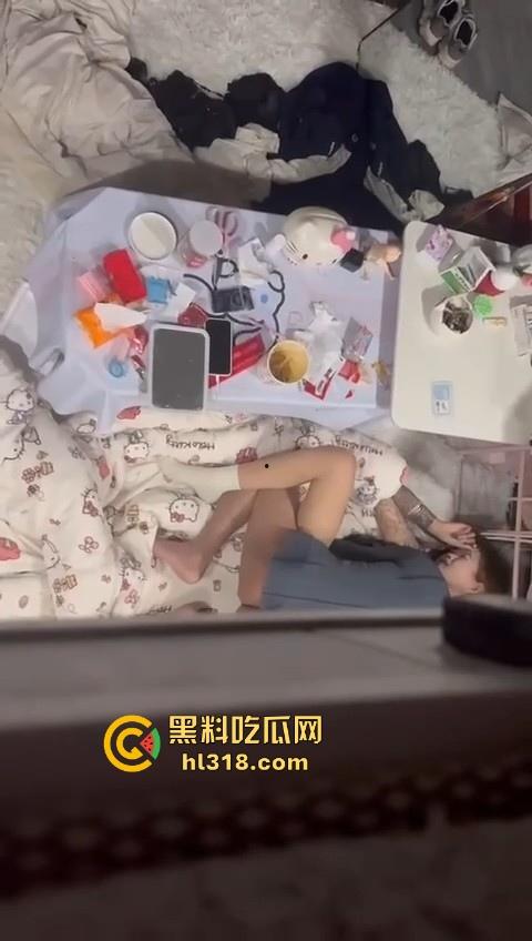 骚逼精神小妹把男朋友带回宿舍打炮，席地而坐直接猛插，现场鲜艳无比，妹子上铺室友看得逼都快湿了！  第4张