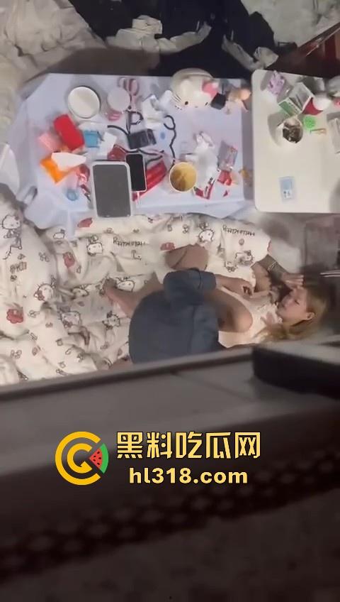 骚逼精神小妹把男朋友带回宿舍打炮，席地而坐直接猛插，现场鲜艳无比，妹子上铺室友看得逼都快湿了！  第5张