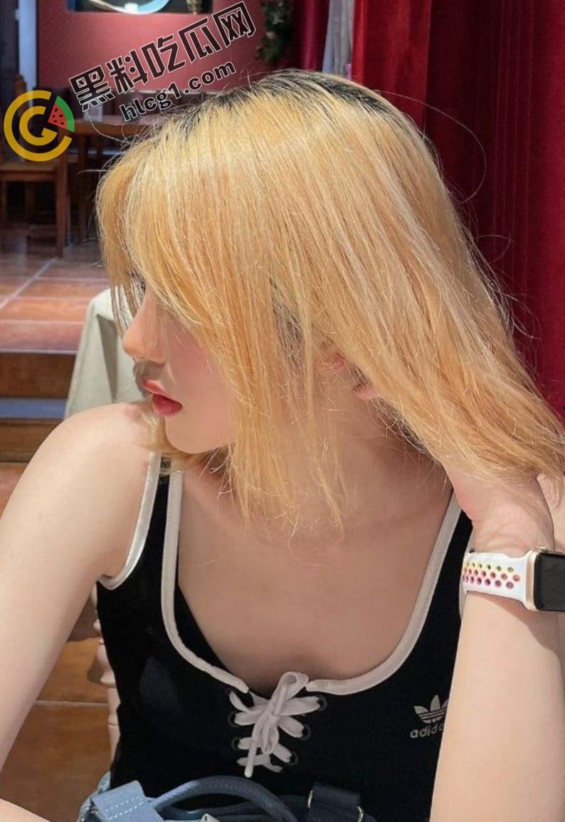 某论坛60RMB新品，拿起手机记录生活，网红美女泄密 露脸吃屌 粉色头发会加攻速嘛  第2张