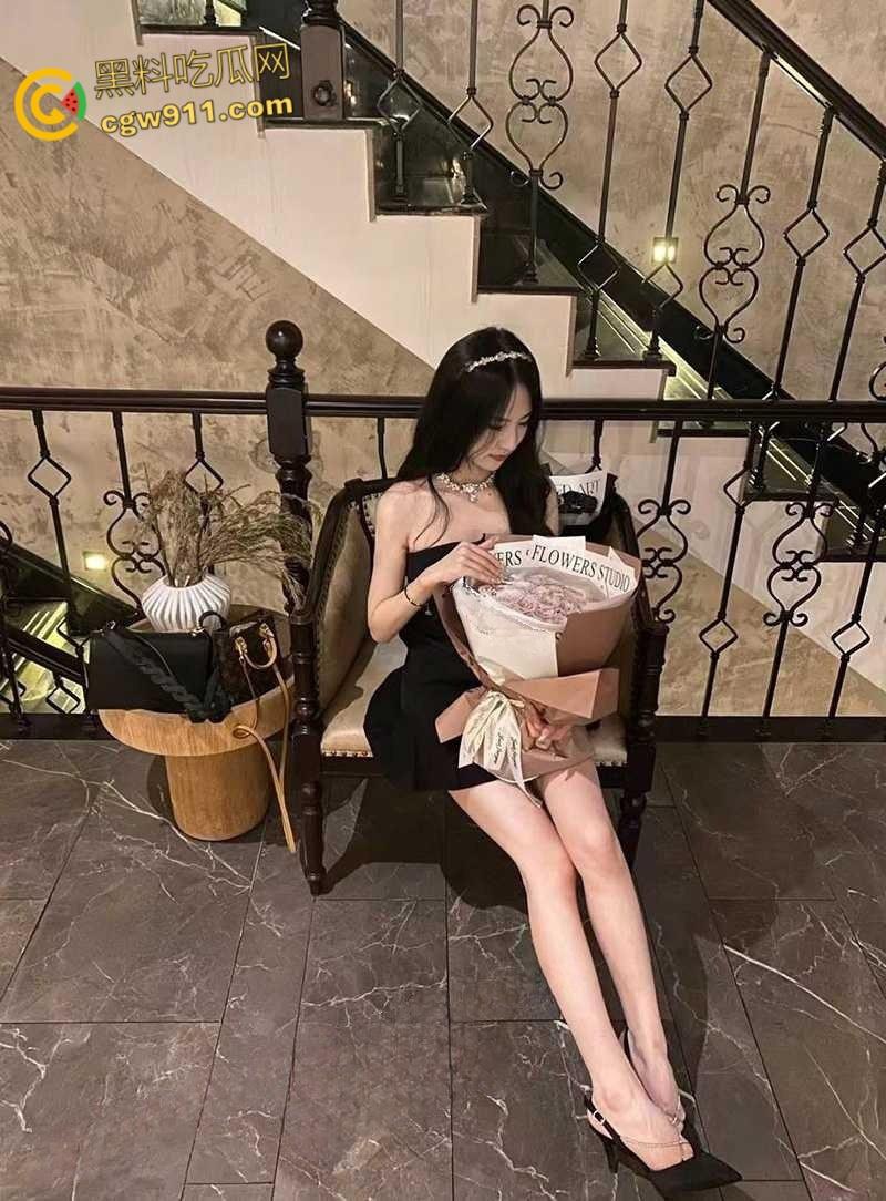 女仆餐厅认识的大一学生妹【刘婉婷】,身穿JK制服白丝约会被拿下，无套后入猛干全射在奶子上！  第2张