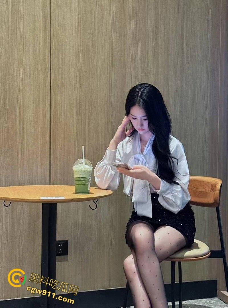 女仆餐厅认识的大一学生妹【刘婉婷】,身穿JK制服白丝约会被拿下，无套后入猛干全射在奶子上！  第3张