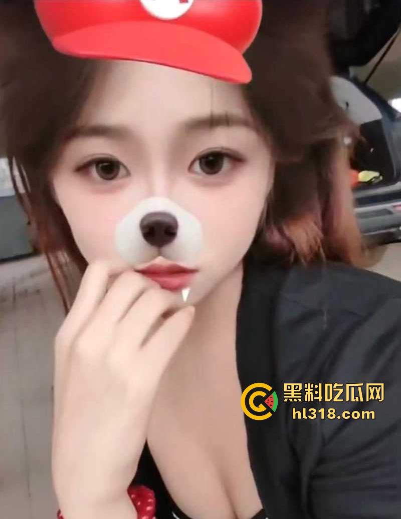 哈尔滨大学清纯女大【黄菲菲】调教视频流出，反差母狗趁室友熟睡拍露穴淫片，白色网袜为金主足交骚气满屏！  第2张