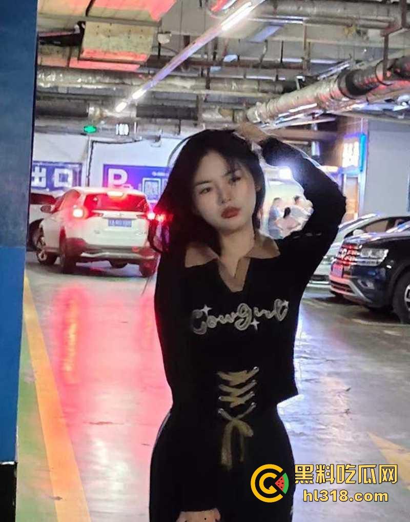 哈尔滨大学清纯女大【黄菲菲】调教视频流出，反差母狗趁室友熟睡拍露穴淫片，白色网袜为金主足交骚气满屏！  第4张