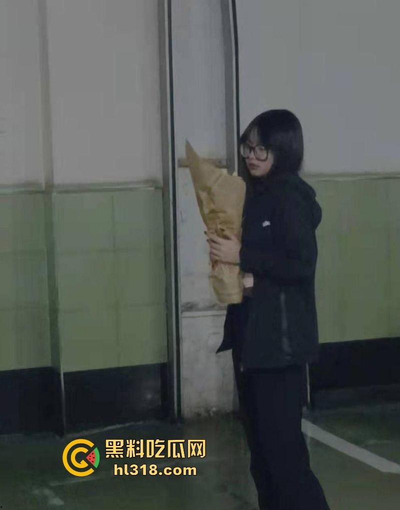 哈尔滨大学清纯女大【黄菲菲】调教视频流出，反差母狗趁室友熟睡拍露穴淫片，白色网袜为金主足交骚气满屏！  第5张