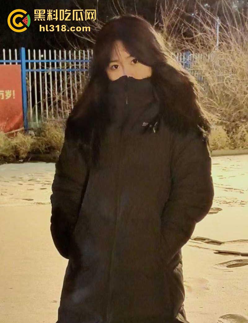 哈尔滨大学清纯女大【黄菲菲】调教视频流出，反差母狗趁室友熟睡拍露穴淫片，白色网袜为金主足交骚气满屏！  第6张