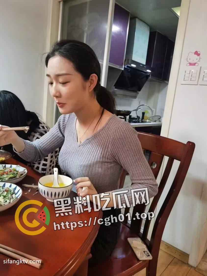 真 母狗！上海徐家汇花园小区人妻母狗 项圈圈养 脖子上浅系绳子暴力输出  第1张