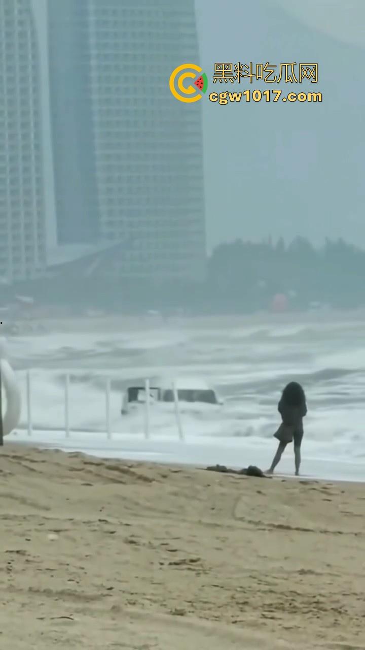 傻B年年有，今年特别多！都2025年了还有人不信邪啊！广东双月湾猛男驾驶越野车在沙滩上奔驰，没想到回不去了！  第5张