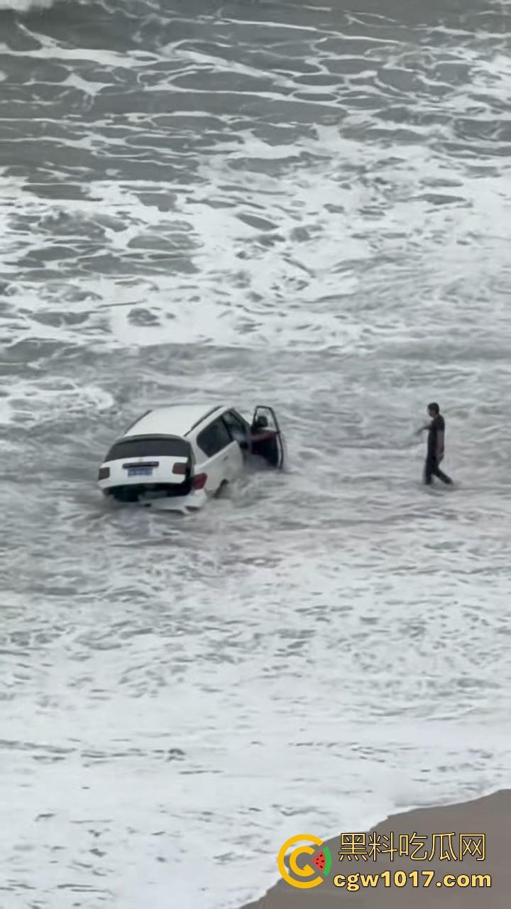 傻B年年有，今年特别多！都2025年了还有人不信邪啊！广东双月湾猛男驾驶越野车在沙滩上奔驰，没想到回不去了！  第8张