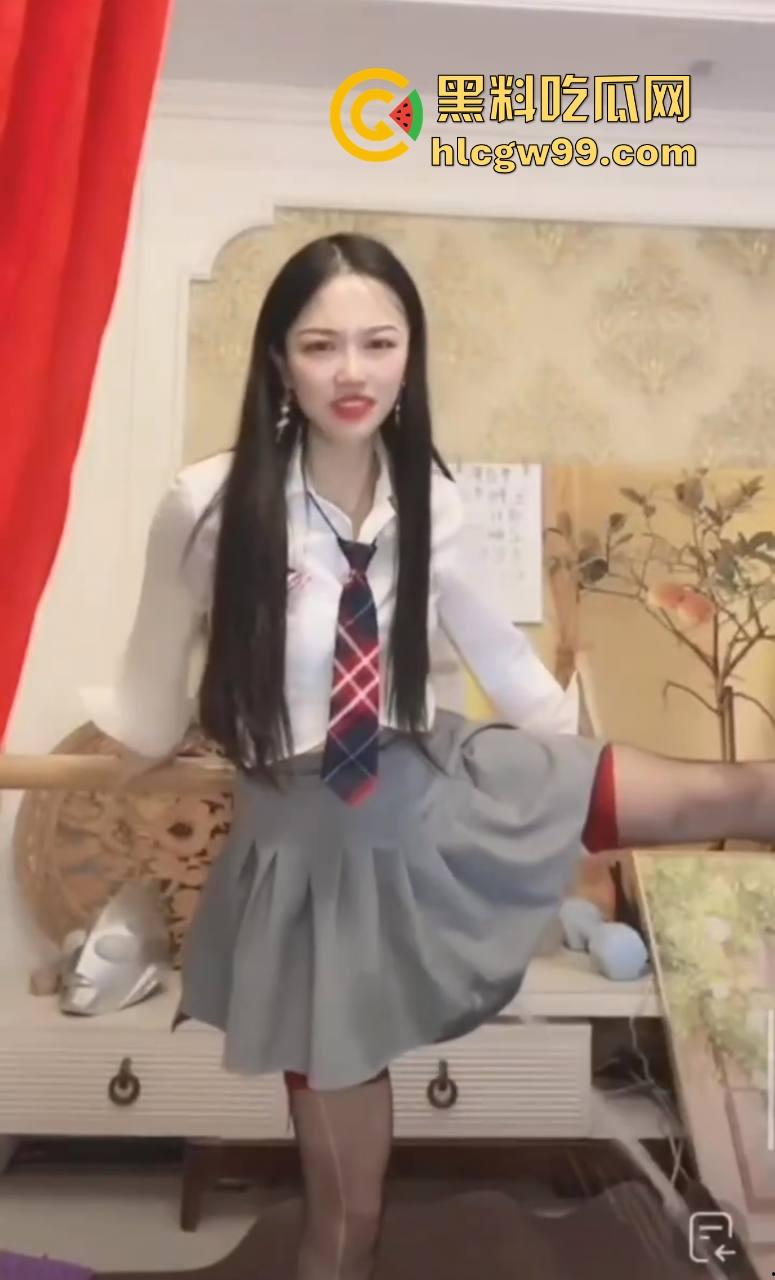 抖音主播『 小龙女』流量密码解锁，跳蛋一塞，骚逼水库瞬间泄洪，喷得满地湿哒哒，地表最强喷泉！  第10张