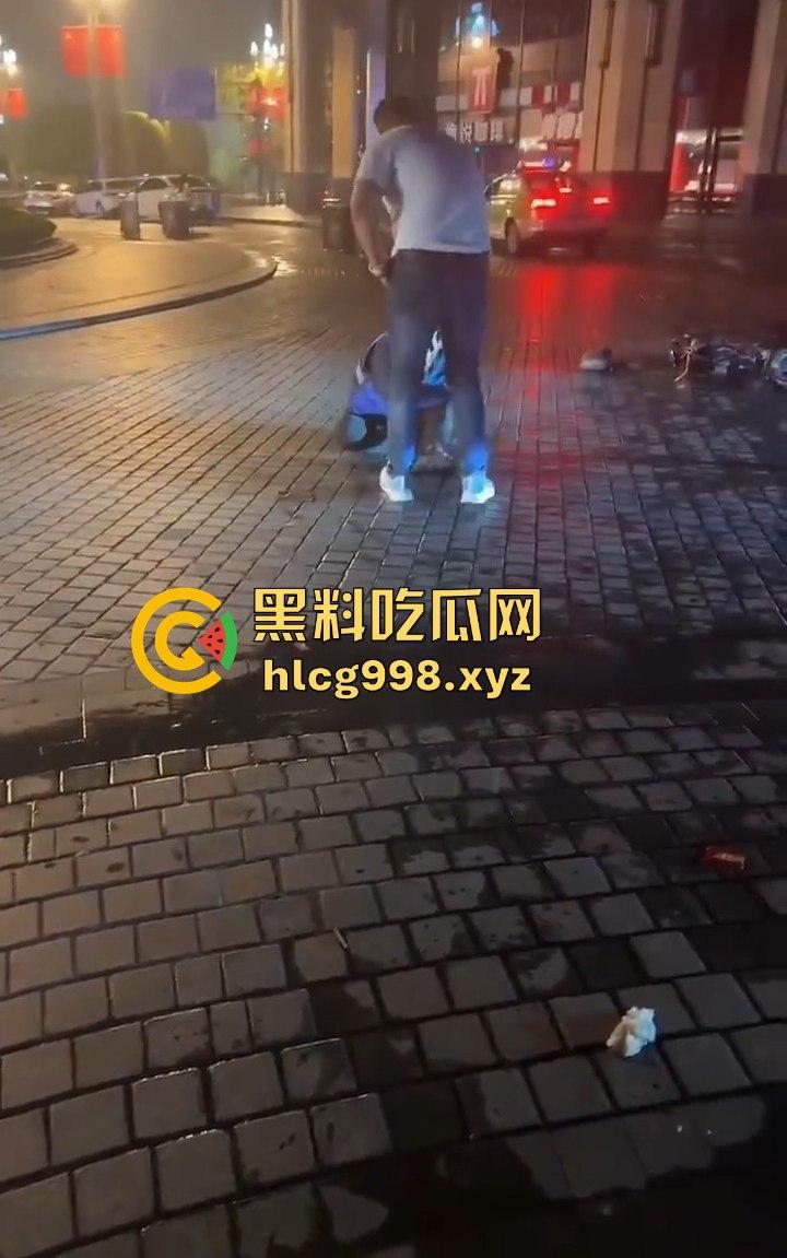 四川成都代驾闹乌龙！醉酒男误开他人车后备箱，双方争执升级，最后直接上演街头斗殴！  第2张