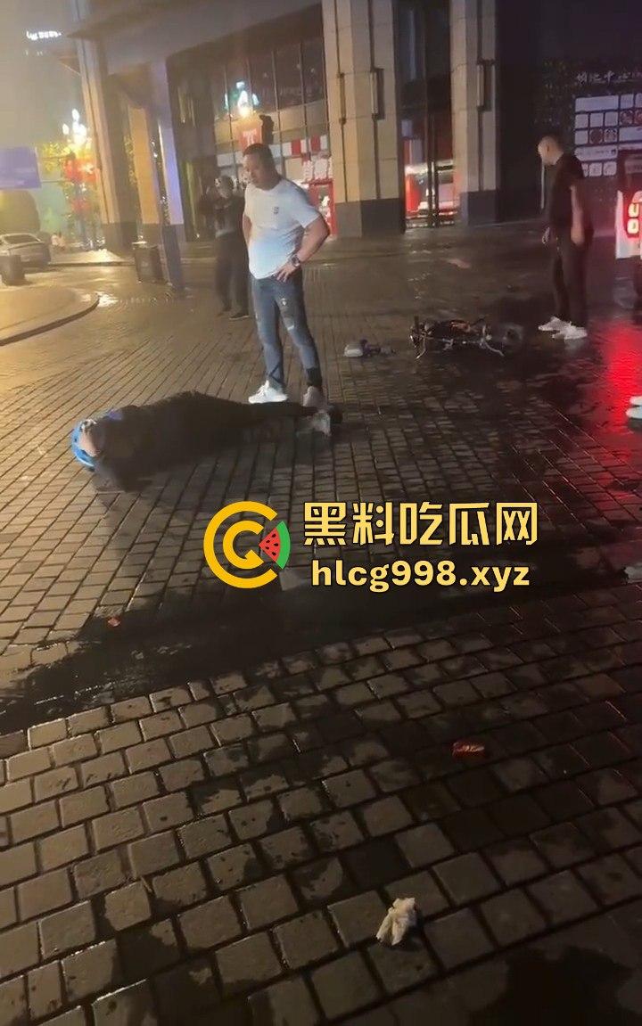四川成都代驾闹乌龙！醉酒男误开他人车后备箱，双方争执升级，最后直接上演街头斗殴！  第7张