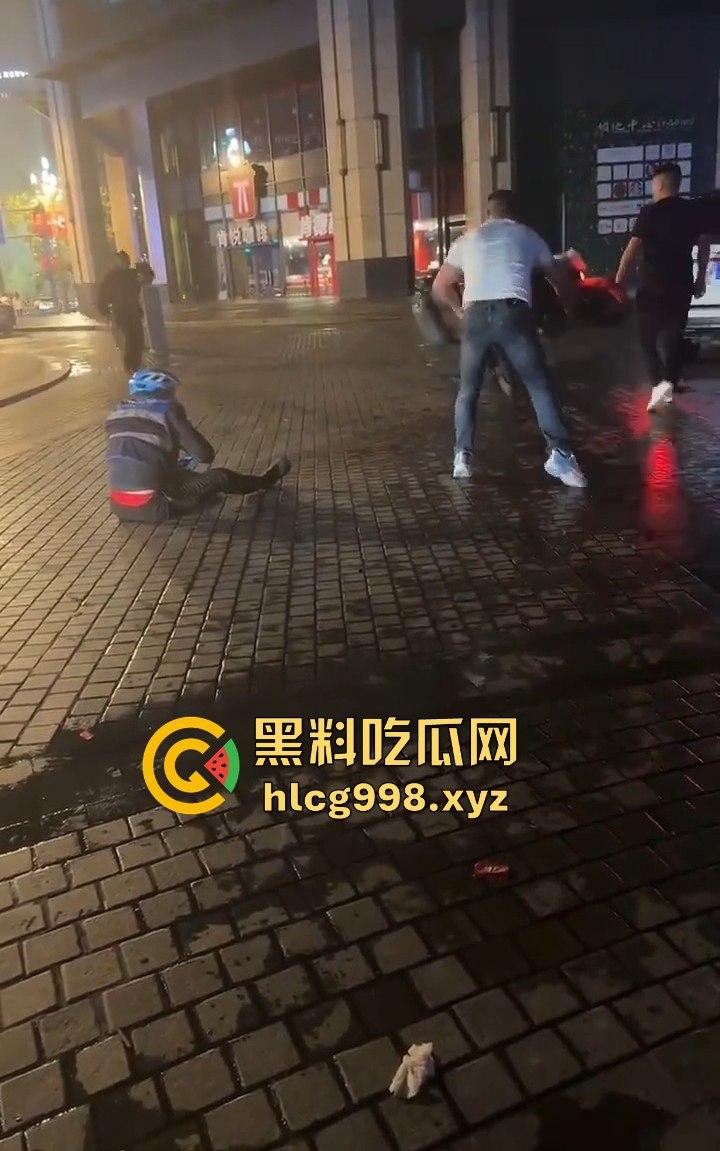 四川成都代驾闹乌龙！醉酒男误开他人车后备箱，双方争执升级，最后直接上演街头斗殴！  第8张