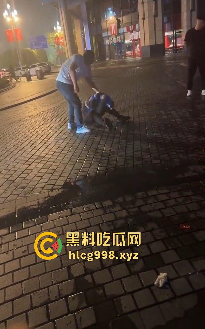 四川成都代驾闹乌龙！醉酒男误开他人车后备箱，双方争执升级，最后直接上演街头斗殴！  第9张