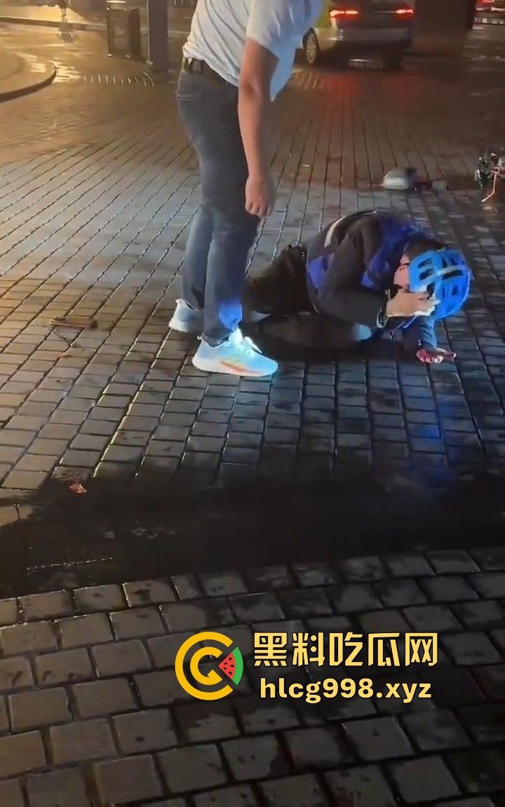 四川成都代驾闹乌龙！醉酒男误开他人车后备箱，双方争执升级，最后直接上演街头斗殴！  第10张