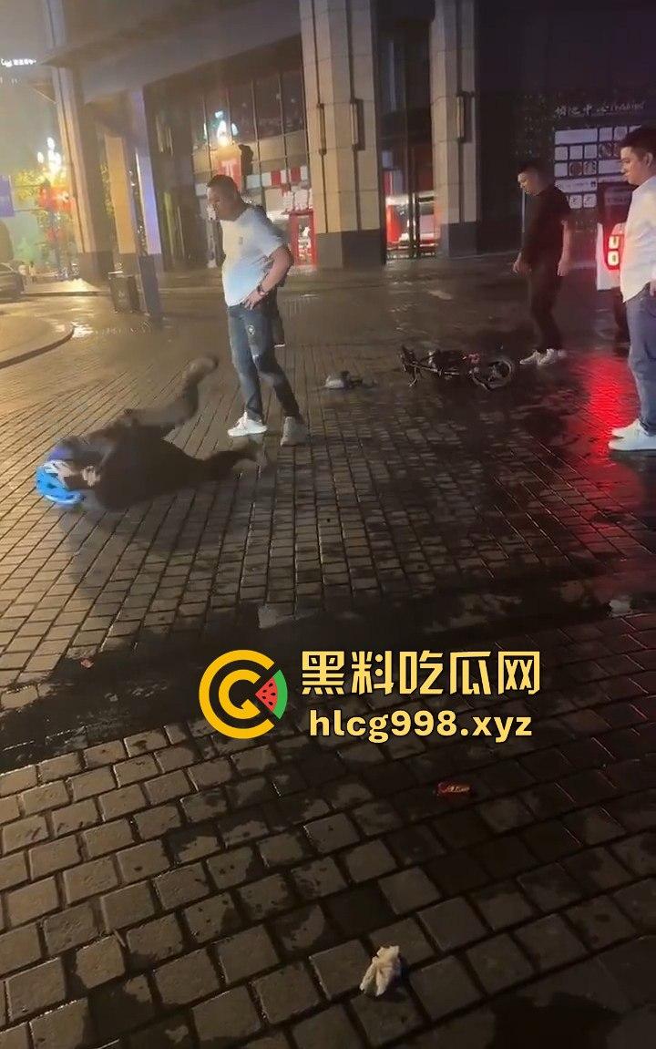 四川成都代驾闹乌龙！醉酒男误开他人车后备箱，双方争执升级，最后直接上演街头斗殴！  第11张