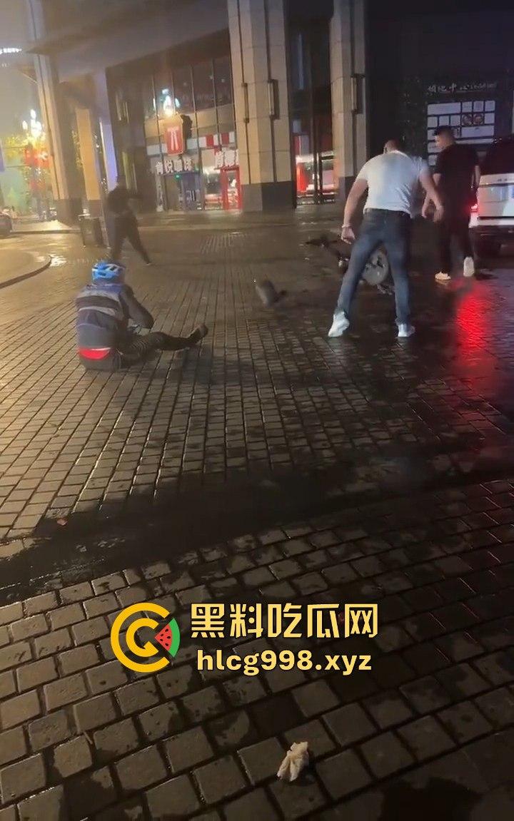 四川成都代驾闹乌龙！醉酒男误开他人车后备箱，双方争执升级，最后直接上演街头斗殴！  第12张