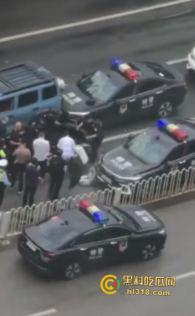 7月20日下午昆明金马坊坦克300狂飙撞人屠杀，司机被特警乱枪击毙，路人看到汽车都怕！  第6张