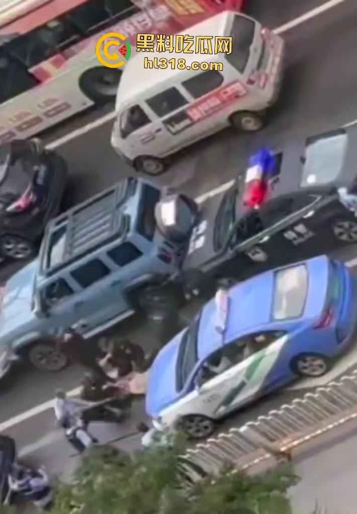 7月20日下午昆明金马坊坦克300狂飙撞人屠杀，司机被特警乱枪击毙，路人看到汽车都怕！  第7张