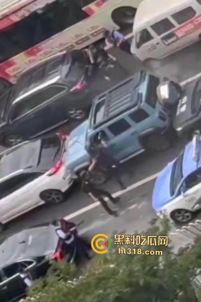 7月20日下午昆明金马坊坦克300狂飙撞人屠杀，司机被特警乱枪击毙，路人看到汽车都怕！  第8张